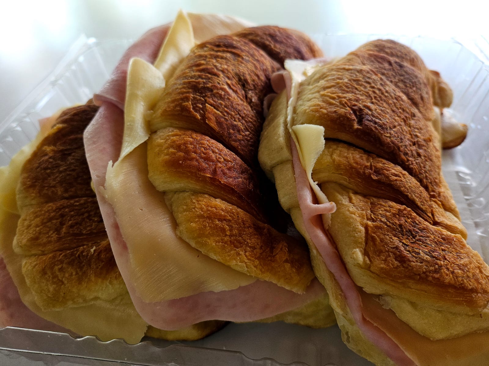 Medialunas rellenas de jamón y queso - Calentitas