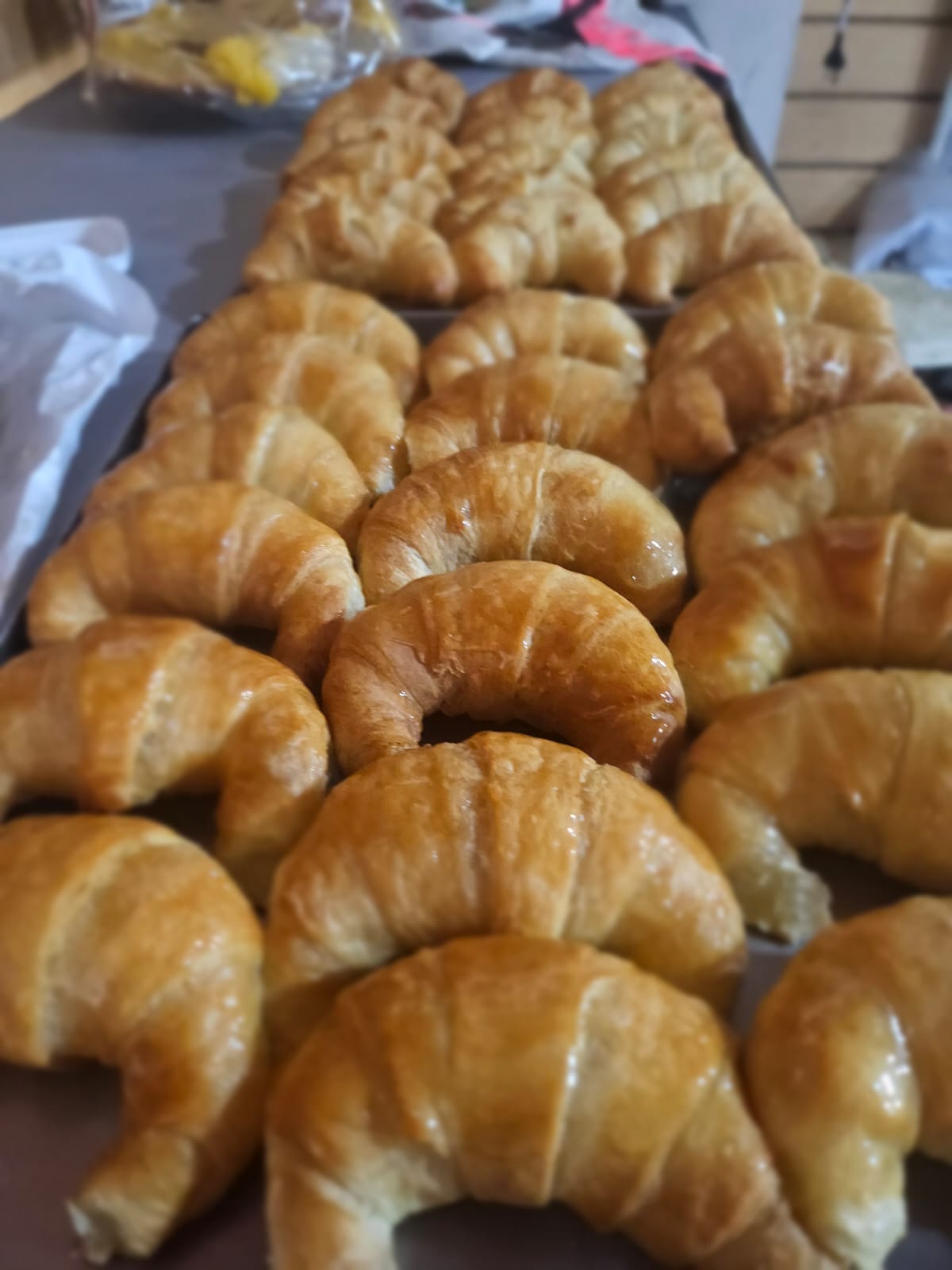 Medialunas clásicas de manteca y grasa - Nortia Bakery