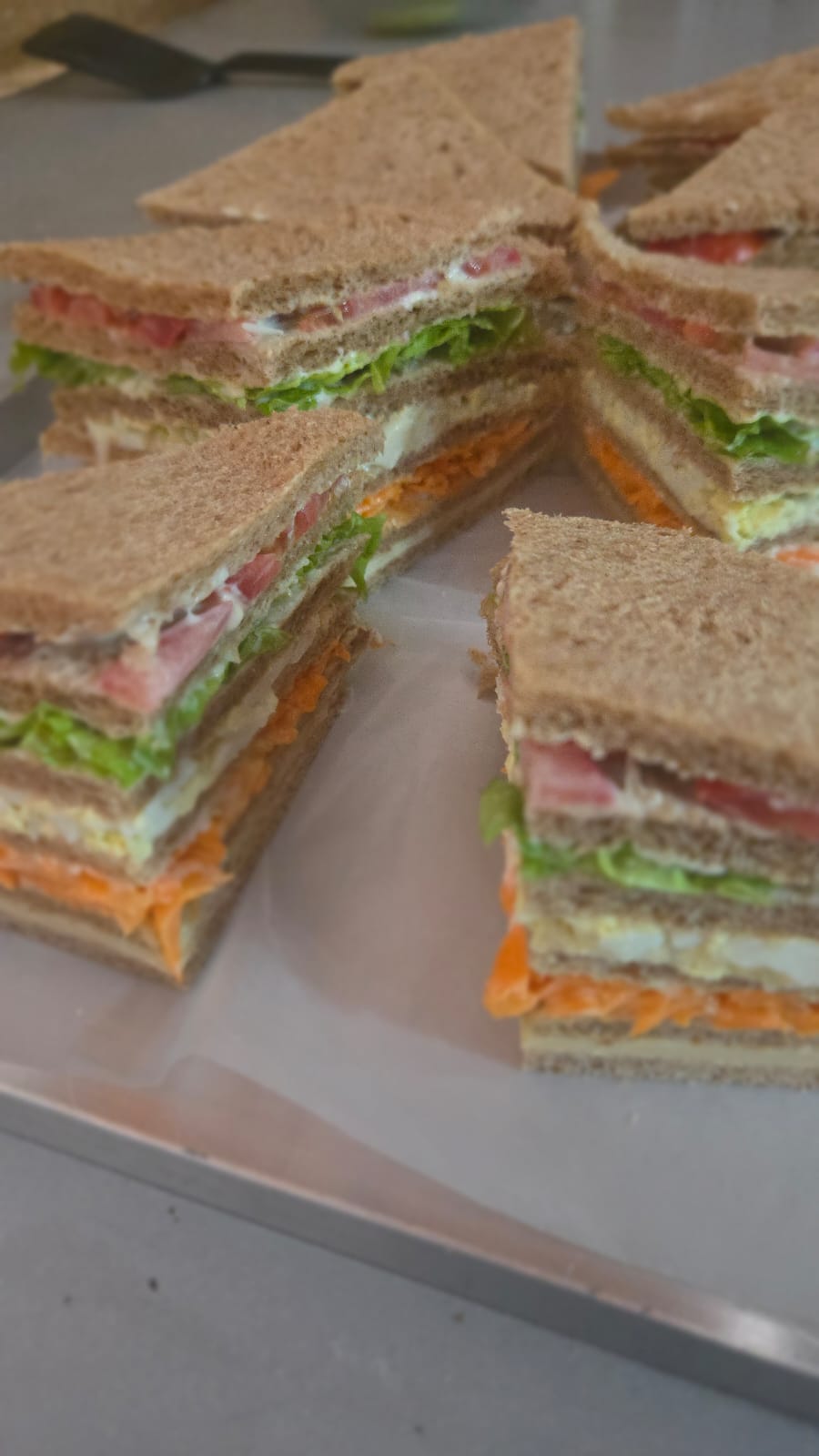 Sándwich vegetariano con ingredientes frescos